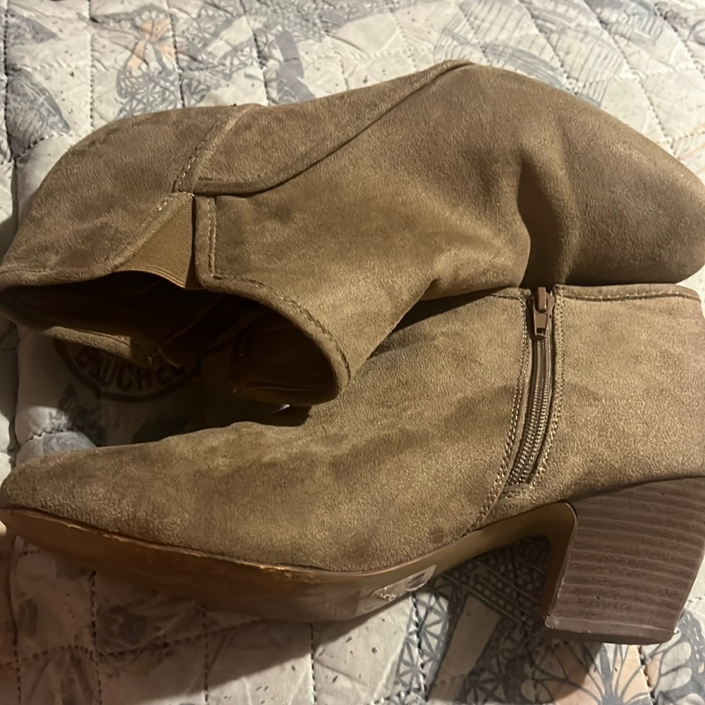 Woman’s size 11 boots
